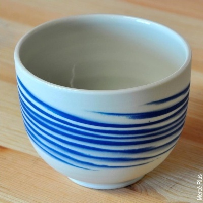 Taça de cerâmica branca com linhas azuis