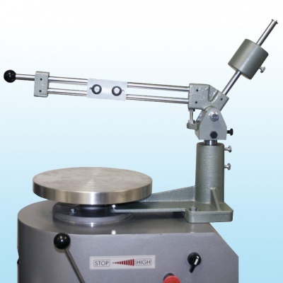 Máquina de laboratório ou industrial em metal cinzento com base circular metálica prateada e alavancas pretas