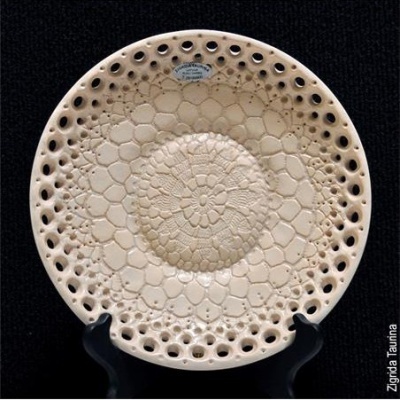Prato decorativo de cerâmica bege com padrão texturizado tipo renda e borda perfurada
