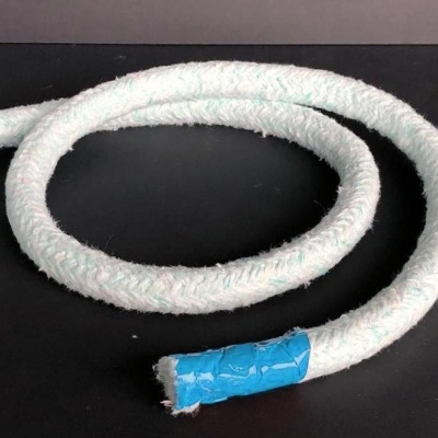 Corda branca felpuda com ponta enrolada em fita azul sobre fundo preto
