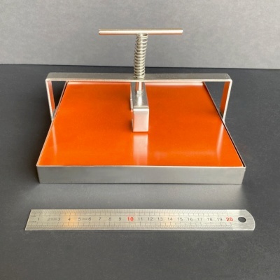 Prensa quadrada metálica cromada com base laranja e régua metálica