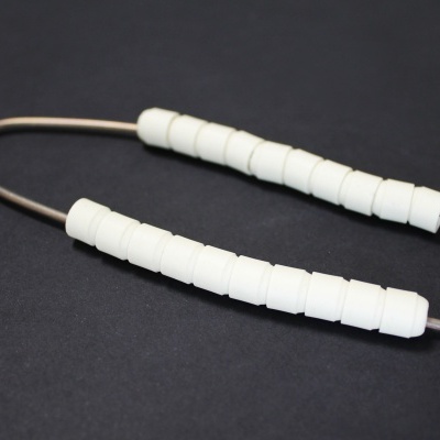 Corda para pular com empunhaduras brancas sobre fundo preto