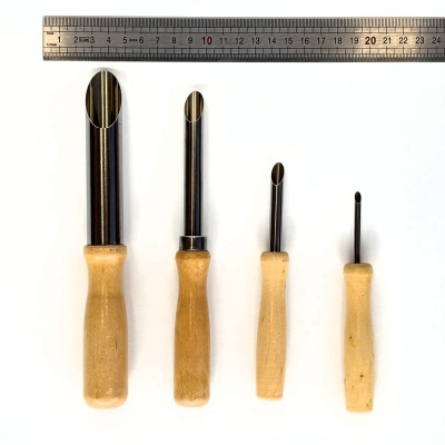 Conjunto de quatro ferramentas de cabo de madeira e metal com régua acima