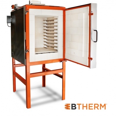 Forno industrial laranja com porta aberta e interior branco azulejado