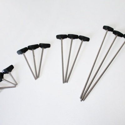 Agulhas de metal com punhos pretos em forma de T organizadas por tamanho