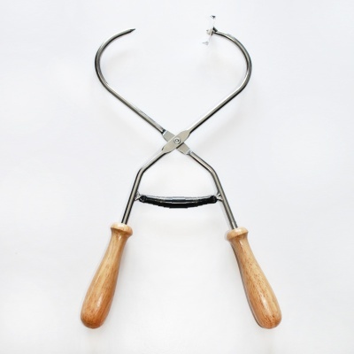 Pinça de cozinha com alças em madeira e estrutura metálica