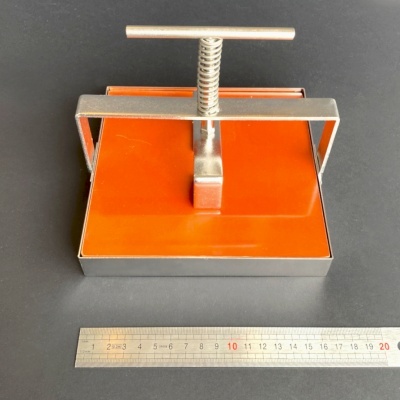 Prensa térmica quadrada com almofada laranja e régua metálica