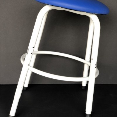 Banco branco com assento azul e fundo preto