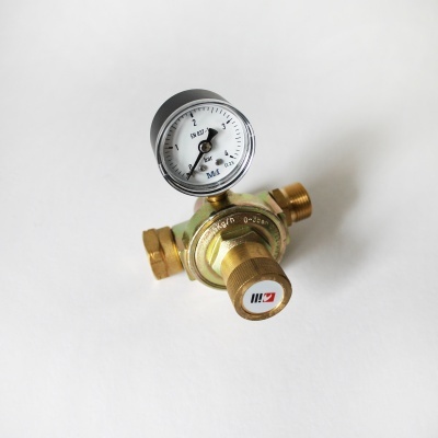 Regulador de pressão com manómetro e corpo em latão, mostrador branco e ponteiros pretos