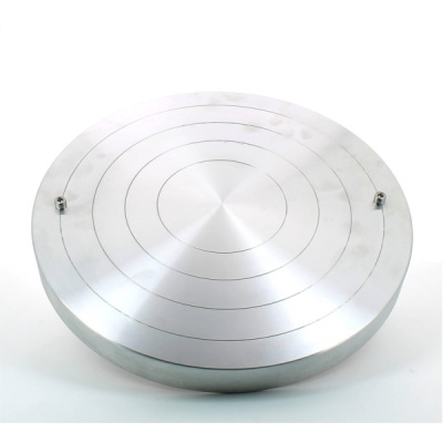 Prato giratório metálico redondo com linhas concêntricas