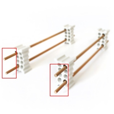 Suporte modular com blocos brancos de plástico e barras de madeira castanha