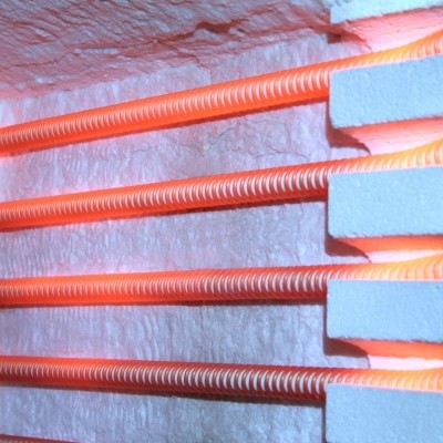 Barras metálicas incandescentes em suporte branco para aquecimento