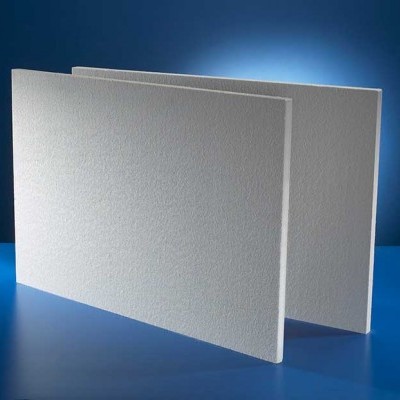 Dois painéis rectangulares brancos com textura rugosa em fundo azul