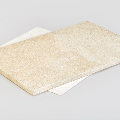 Duas placas retangulares planas, uma bege granulada e outra branca