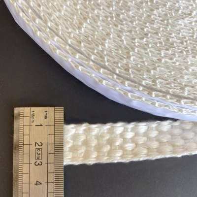 Fita branca trançada larga cerca de 2 cm com régua ao lado para medir