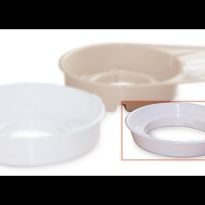 Dois espremedores de citrinos circulares de plástico, branco e bege, com furo central.