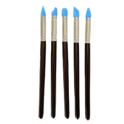 Conjunto de cinco pincéis com pontas de silicone azul e cabos castanhos.