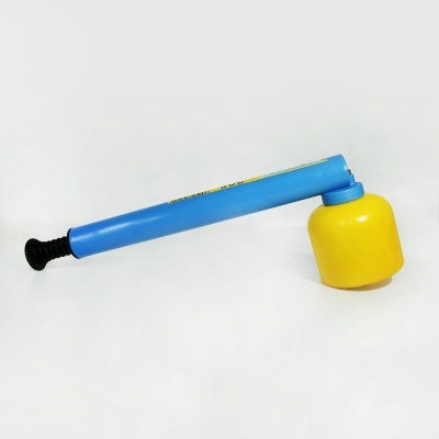 Batedor de tambor com cabo azul e cabeça amarela no fundo branco