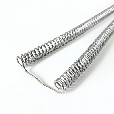 Mola metálica prateada enrolada sobre fundo branco