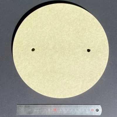 Disco circular bege claro com duas aberturas e régua metálica ao lado