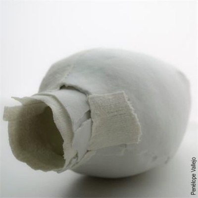 Vaso cerâmico branco com textura e borda grosseira
