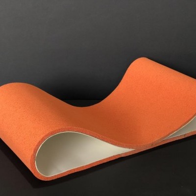 Tapete flexível com superfície laranja texturada e interior branco liso.