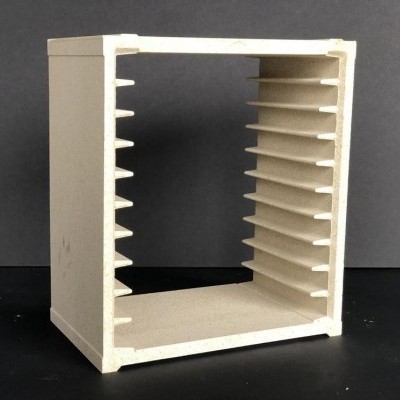 Caixa bege com várias prateleiras internas, sobre fundo cinza escuro