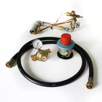 Conjunto de regulação de gás com válvula, manómetro, mangueira preta e queimador metálico