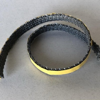 Fita adesiva preta texturizada com adesivo amarelo