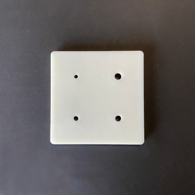 Placa branca quadrada com quatro furos