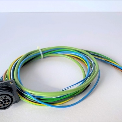 Cabo eléctrico com conector circular preto de 9 pinos e fios coloridos enrolados