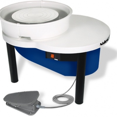 Roda de oleiro eléctrica azul e branca com pedal de controlo