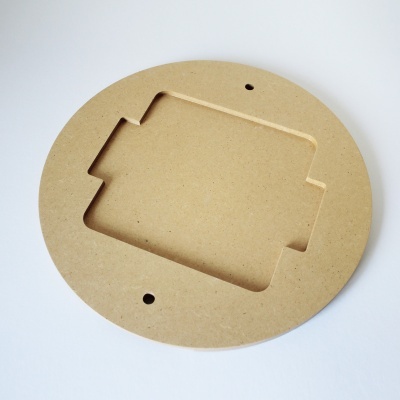 Peça redonda de madeira MDF com recorte e orifícios