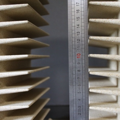 régua entre peças de material esponjoso com divisórias verticais