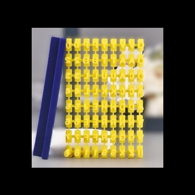 Conjunto de letras de plástico amarelas e régua azul sobre superfície cinzenta