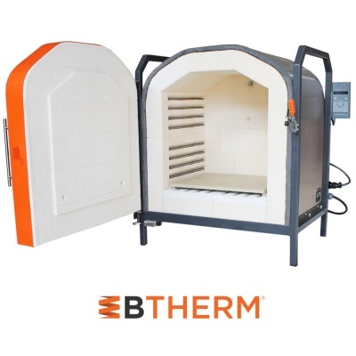 Forno industrial BTHERM com corpo metálico cinzento e interior branco isolante