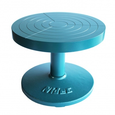 Suporte giratório metálico azul com base redonda e topo circular com ranhuras.