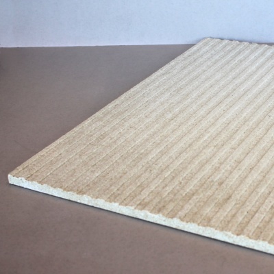 Placa bege com textura de linhas sobre superfície castanha