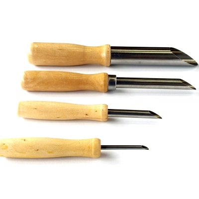 Conjunto de quatro formões com cabos de madeira e lâminas metálicas em fundo branco