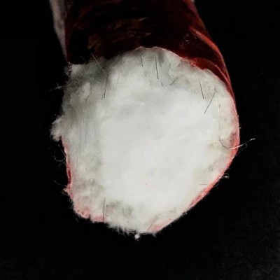 Tubo vermelho cortado mostrando interior branco fibroso