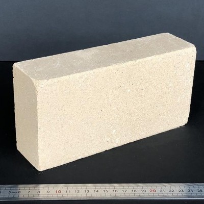 Bloco de construção bege com régua metálica para escala