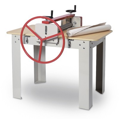 Prensa plana com estrutura metálica cinza, tampo de madeira clara e roda vermelha grande