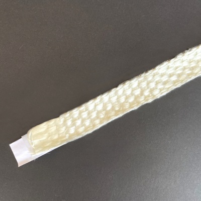 Cordão ou fita branca entrelaçada sobre fundo preto