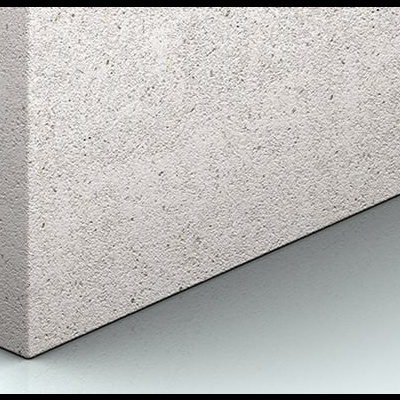 Placa bege granulado com textura rugosa apoiada em superfície branca