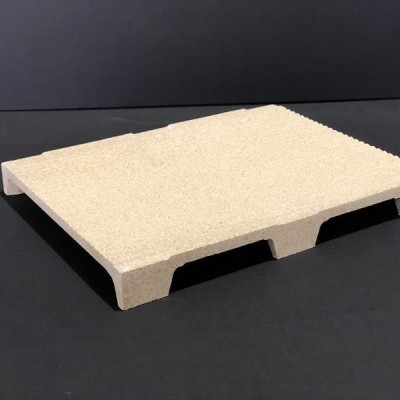 Palete de cor clara com superfície texturada e três aberturas na lateral