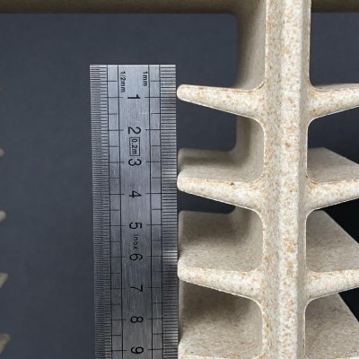Separadores verticais cinza claro texturizados ao lado de régua metálica em centímetros