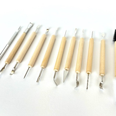 Conjunto de 11 ferramentas de modelagem com cabos de madeira e pontas de metal