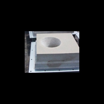 Bloco de cimento quadrado cinza com buraco circular no centro