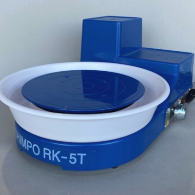Aparelho elétrico azul e branco com base circular e texto CHUMPO RK-5T.