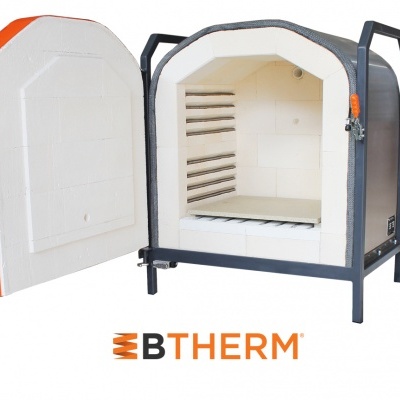 Forno industrial EB Therm com porta laranja aberta e interior branco
